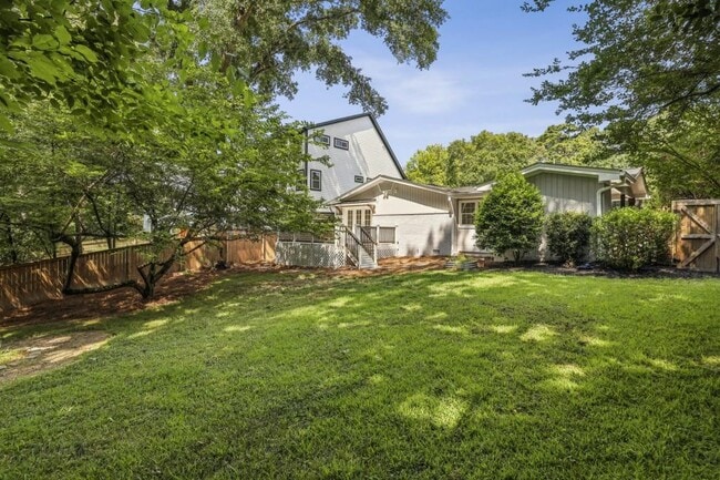 Building Photo - 2575 Sharondale Dr NE