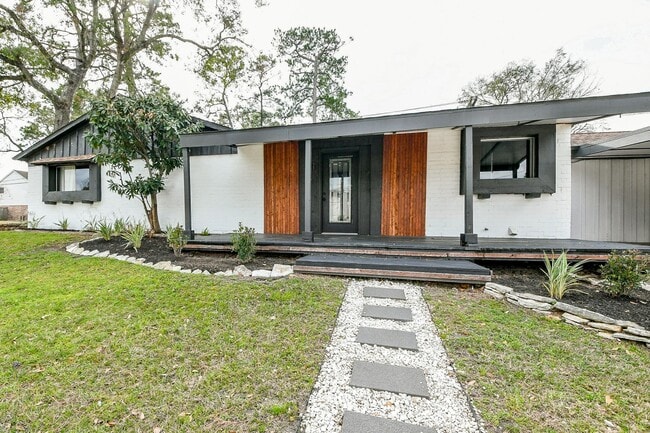 Building Photo - 6002 Greenmont Dr