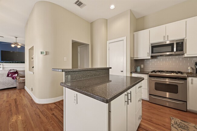 Building Photo - 2502 Brinkman St