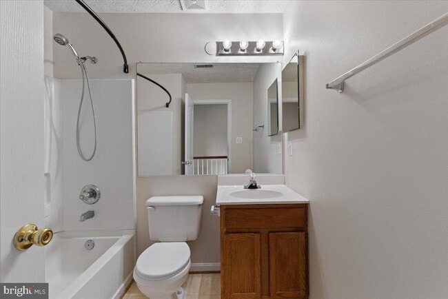 Building Photo - 2562 Woodland Pl