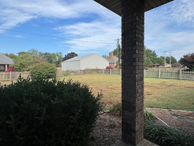 Building Photo - Spacious Family Home in Republic