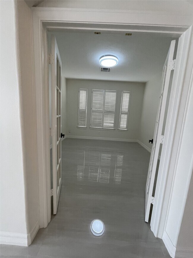 Building Photo - 5622 Lake Pl Dr