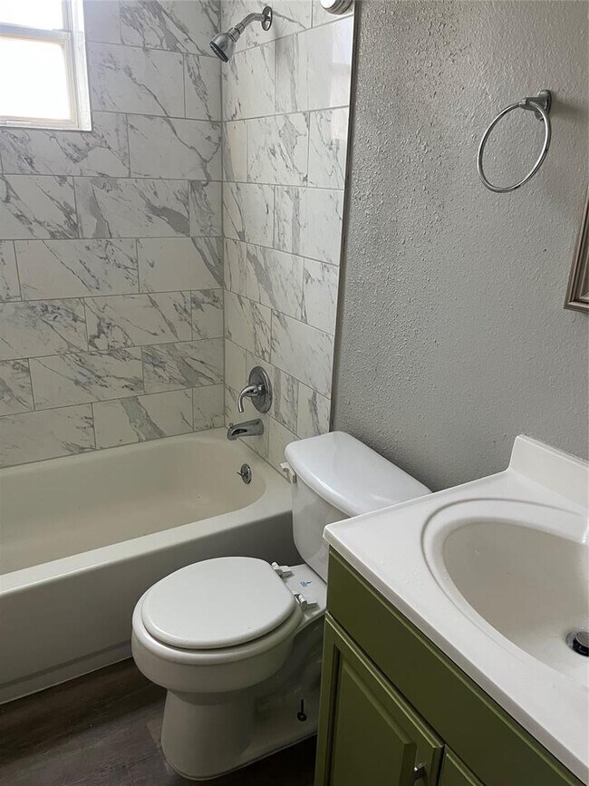 Building Photo - 705 Guadalimar St