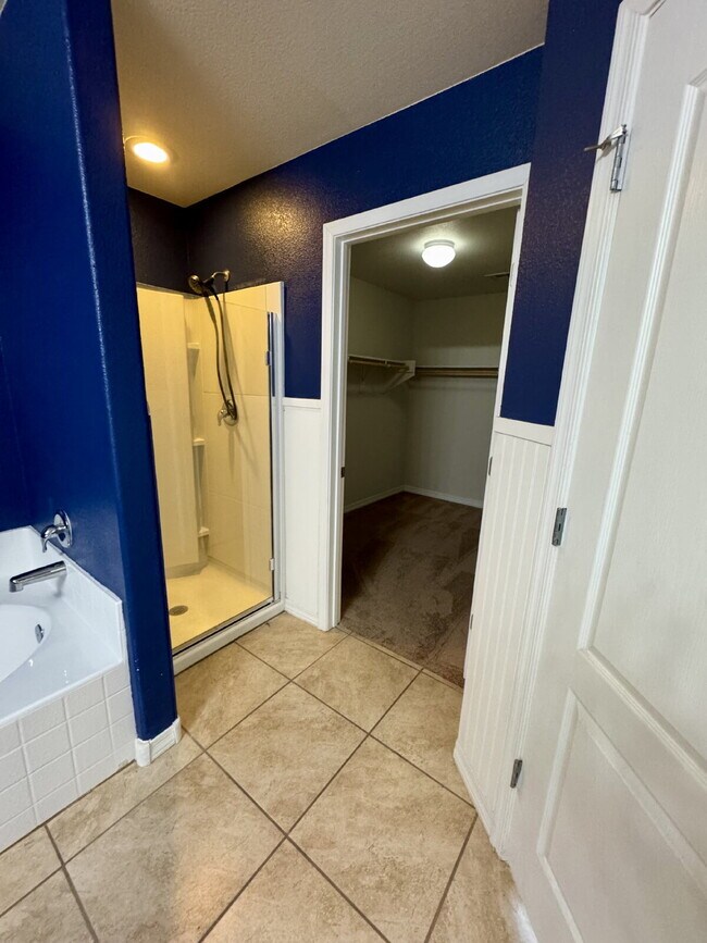 Building Photo - Move in Special 1/2 off first full month's...