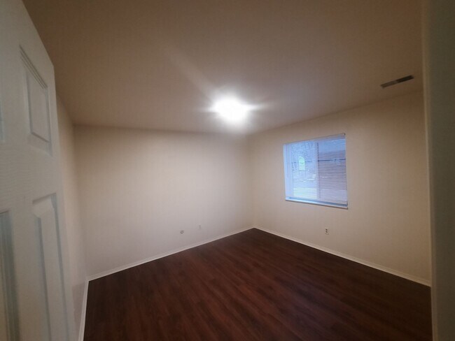Building Photo - 1 bedroom apartment, walking distance to D...