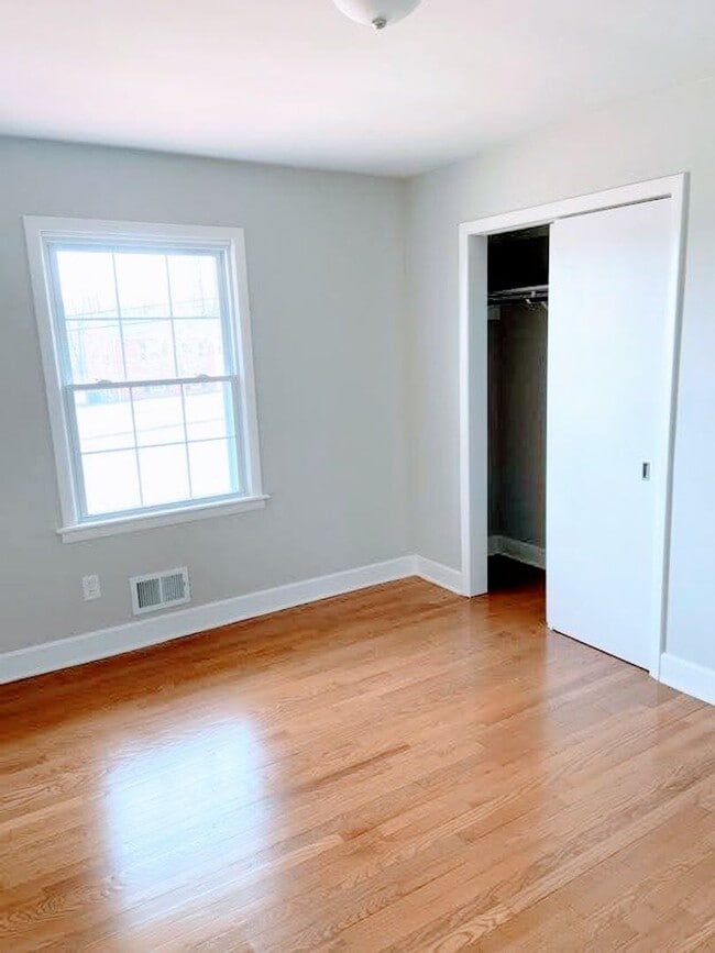 Building Photo - Great 4 Bedroom House