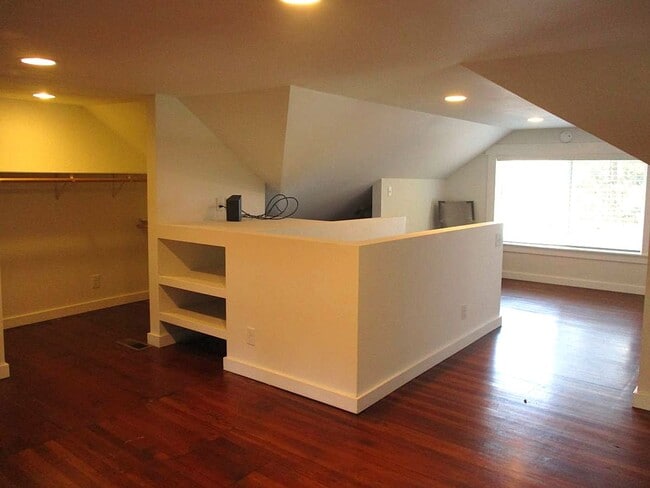 Building Photo - Charming 2 Bedroom, 1 Bathroom Home with P...