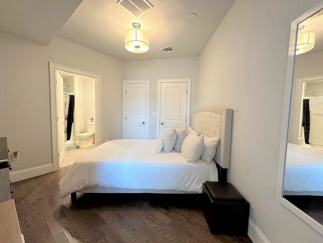 Building Photo - 371 Main St