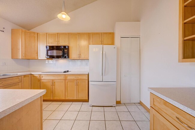 Building Photo - $2,250 - 2 Bed, 2 Bath Townhome in Lakewoo...