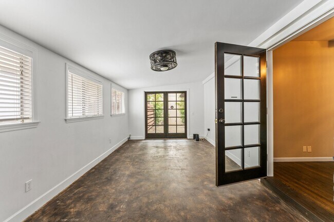 Building Photo - Beautiful 3 bed 2 Bath + Bonus Room home + Yard  in Old Torrance!