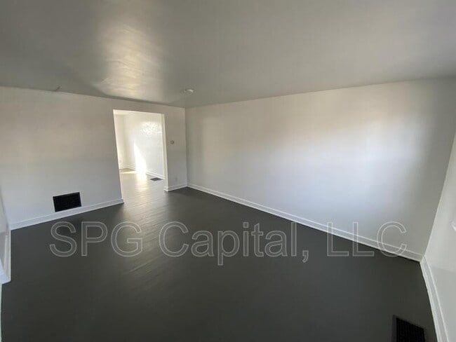 Building Photo - 2529 Derry St