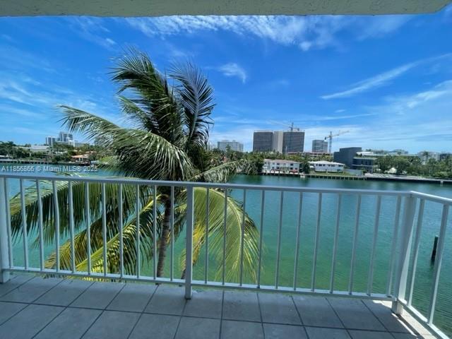 Building Photo - 9721 E Bay Harbor Dr