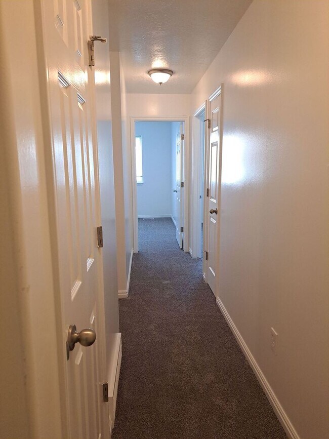 Building Photo - End unit townhome with basement suite!!
