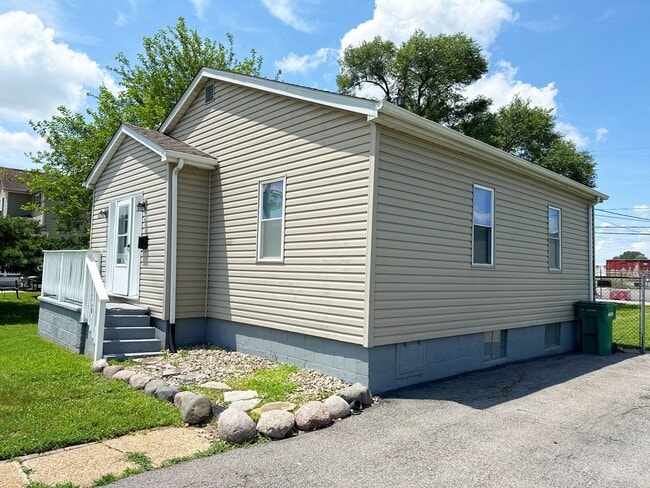 Building Photo - Move in Ready...917 Grand Ave, Madison, IL...