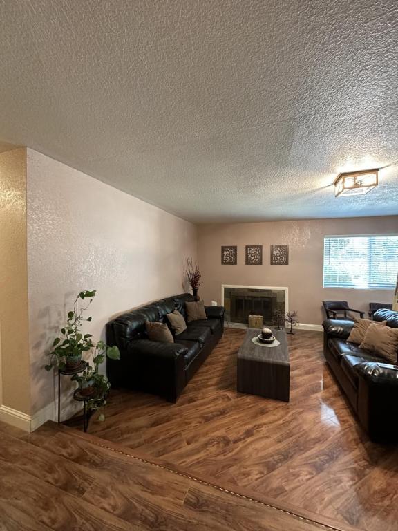 Building Photo - 6601 Lindbrook Way