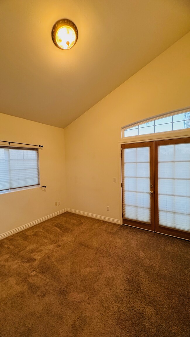 Bedroom with large shared balcony - southeast corner - 2107 Plant Ave