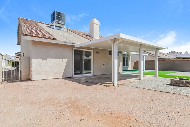 Building Photo - 403 Royal Greens Dr