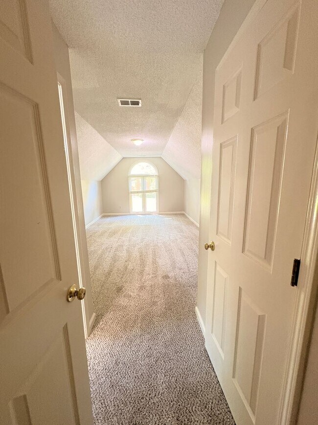 Building Photo - Newly Painted Germantown Home Minutes Away From Thornwood Market Row. Pets Are Welcome With Owner...