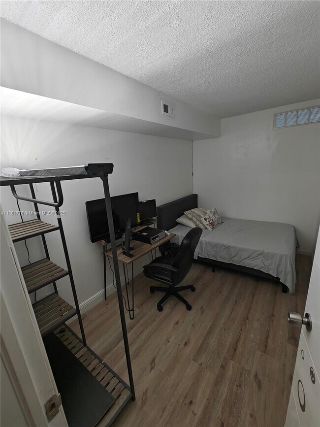 Building Photo - 905 Brickell Bay Dr