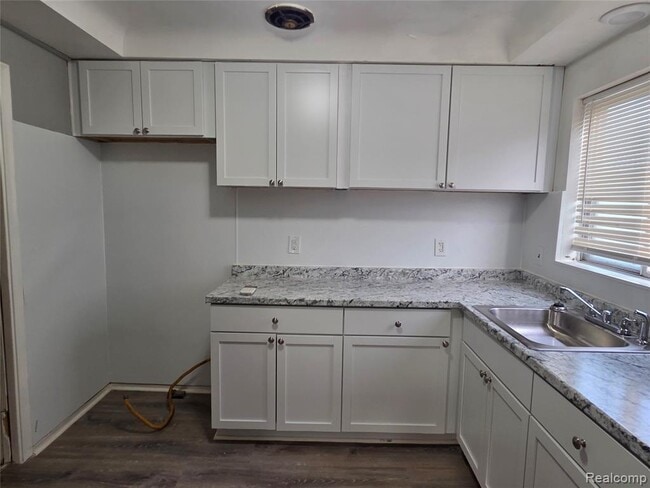 Building Photo - 12217 Plainview Ave