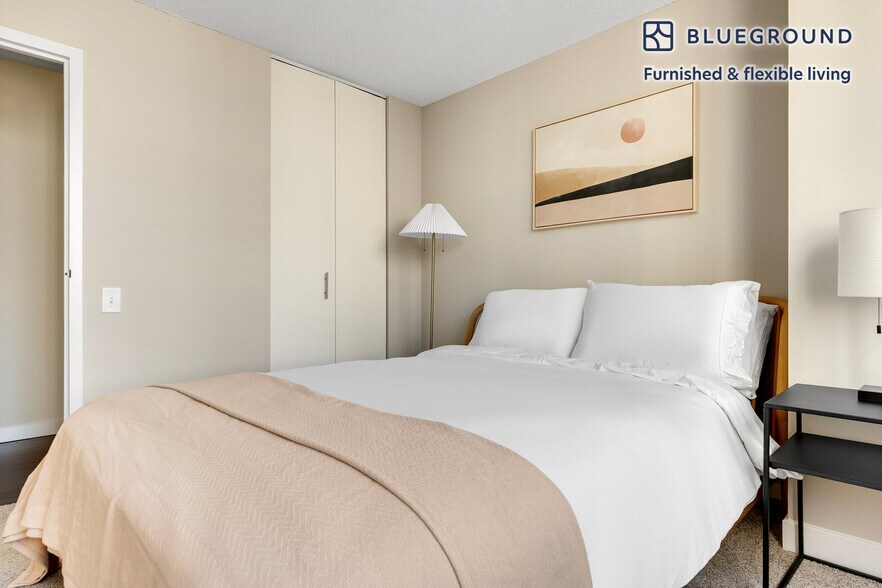 Building Photo - 77 W Huron St