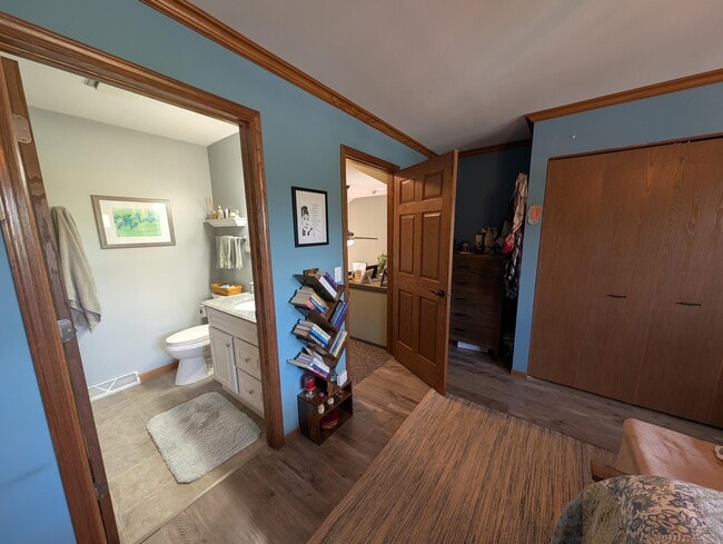 Building Photo - 607 Tamarack Dr W