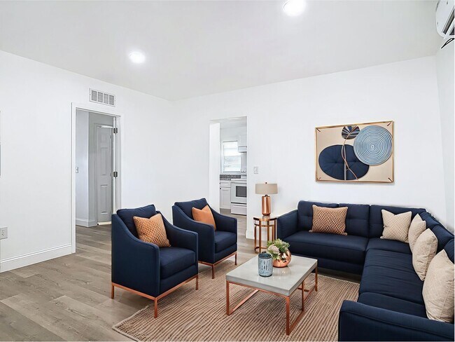 Building Photo - 2 bed/1.5 bath Single-Family Home on Large Lot in Sanford!