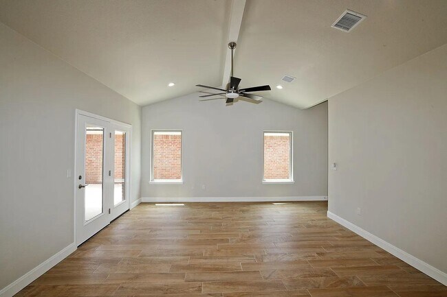 Building Photo - 7605 Woodford Ave