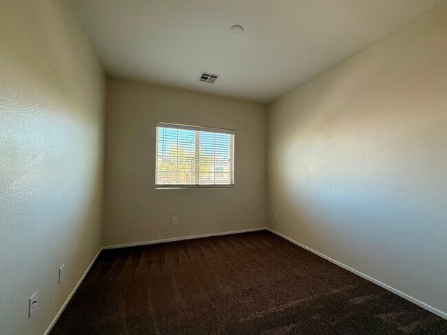 Building Photo - 3 BED 2.5 BATH 2 CAR GARAGE HOME w/ LOFT &...