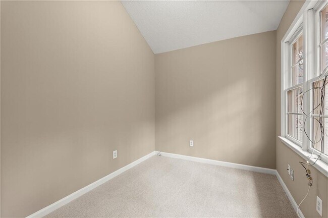 Building Photo - 16 Valleyside Dr