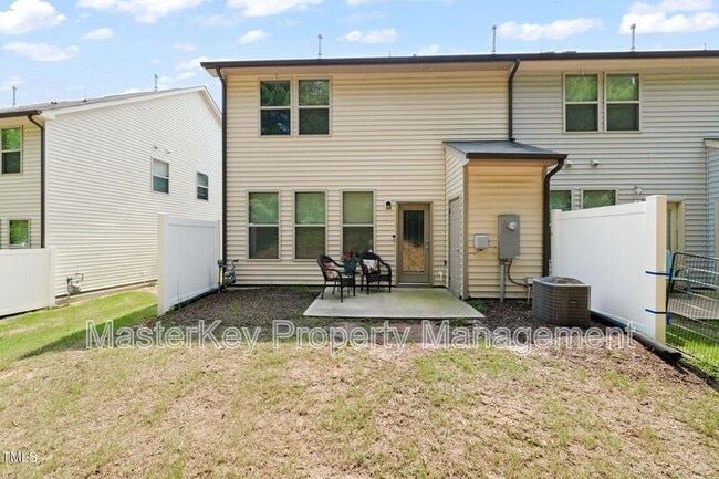 Building Photo - 120 Holly Berry Ln