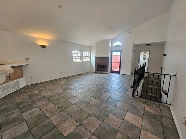 Building Photo - 1649 Sargent Pl