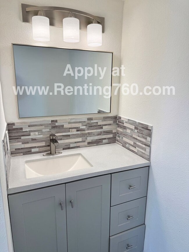 Building Photo - Updated 4 Bed 2 Bath Home!