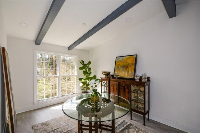 Building Photo - 643 Navarre Dr