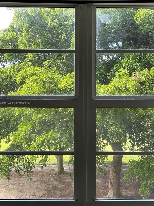 Building Photo - 250 Jacaranda Dr