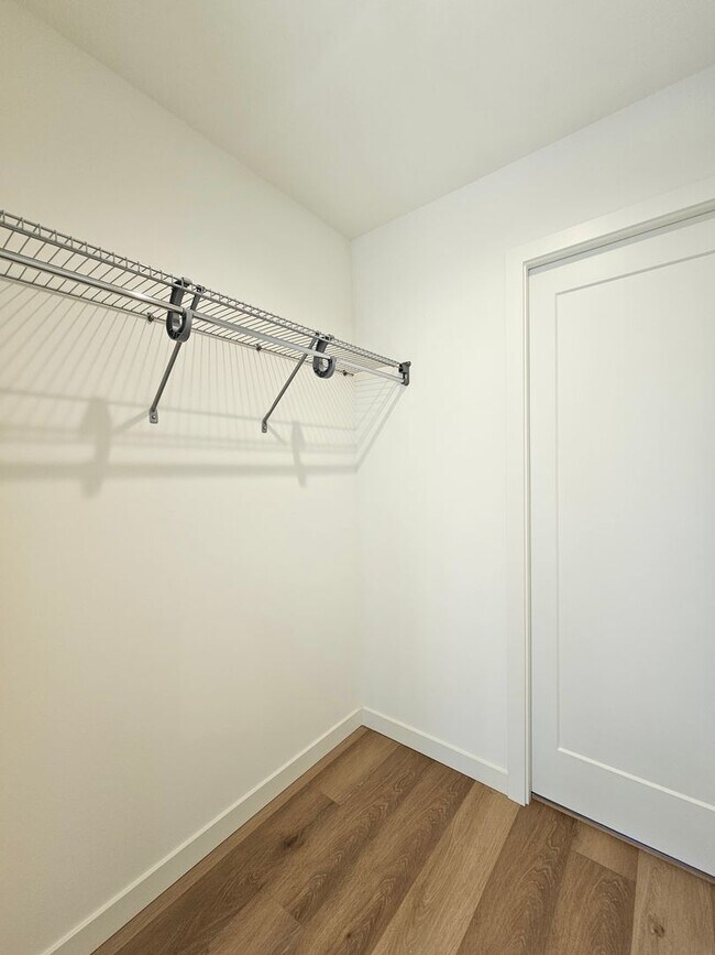 Building Photo - Experience Modern Living in the Heart of N...