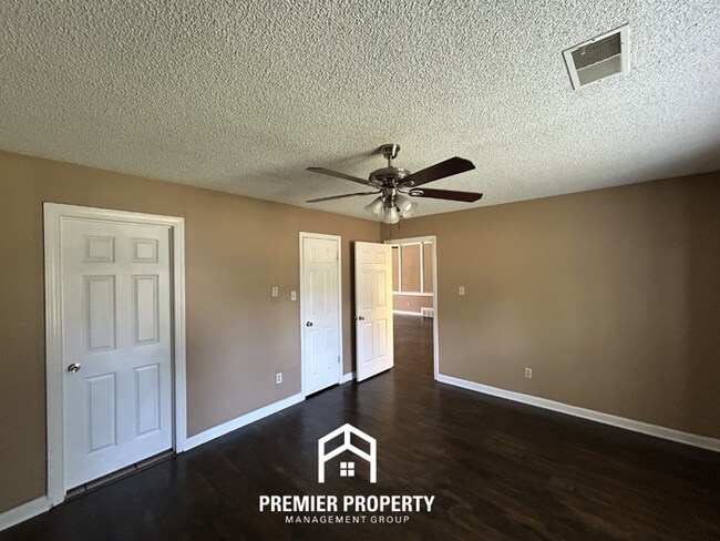 Building Photo - Beautiful 3BR/2BA Near Southwind | 1,681 Sq Ft, Vaulted Ceilings, Hardwood Floors & Garage