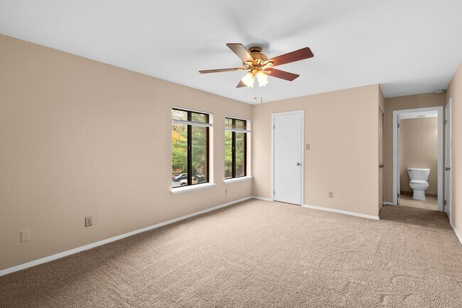 Building Photo - 2 Bed 1 Bath - Georgetown Village Condo - ...