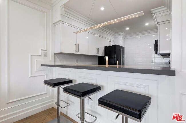 Building Photo - 1155 N La Cienega Blvd