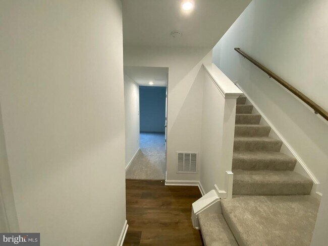 Building Photo - 415 Aragon Dr