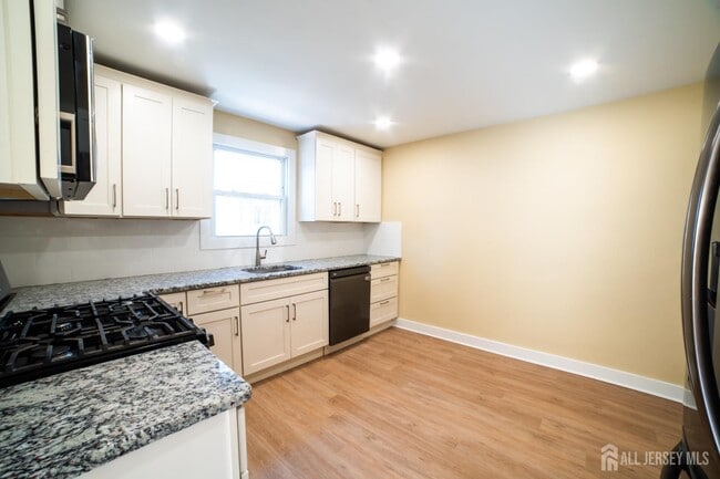 Building Photo - 341 David St