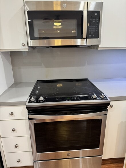 eletric rande and microwave - 685 SW 19th Rd