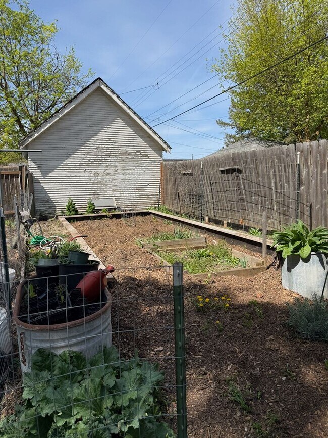 Building Photo - Remodeled 3 Bed 2 Bath Spokane Home w/ Large Fully-Fenced Yard + Huge Chicken Coop/Run & Garden!