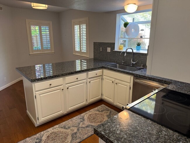 Building Photo - Beautiful 3bd/2.5 bath Single Family Home