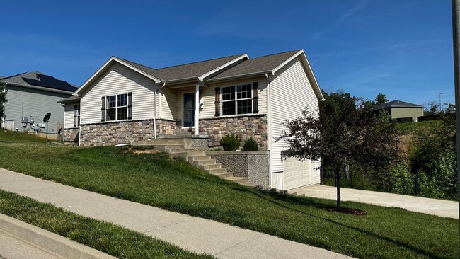 Building Photo - Beauty in Brush Creek