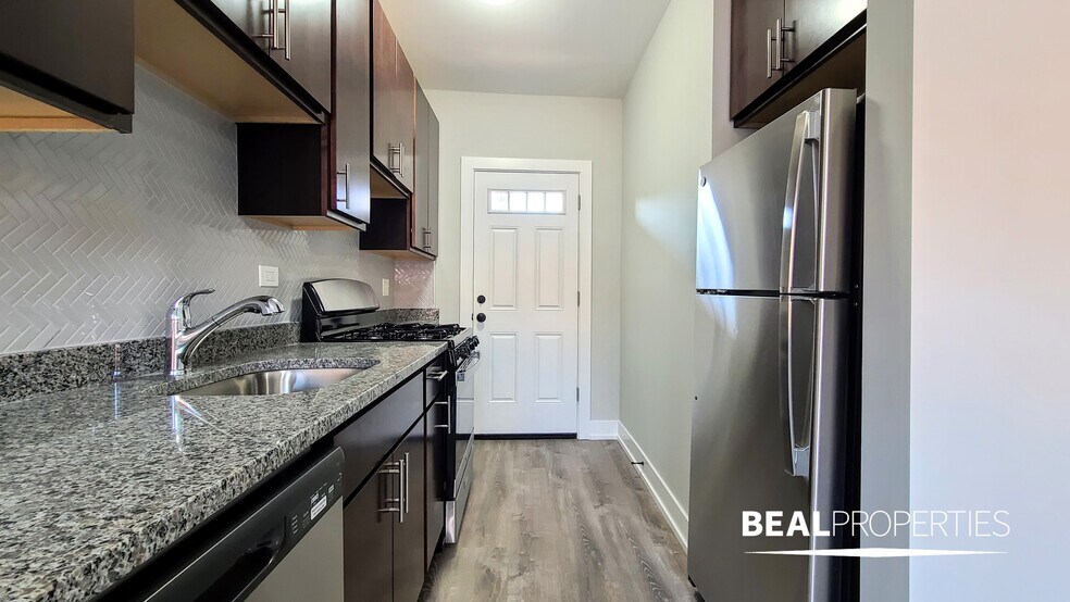 Building Photo - 622 W Cornelia Ave