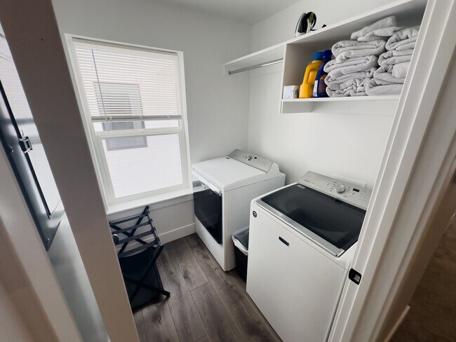 Building Photo - Refined 3-Bedroom Townhome in Sugar City | Spacious Layout, 2-Car Garage & Modern Finishes