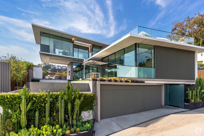 Building Photo - 1807 Blue Heights Dr