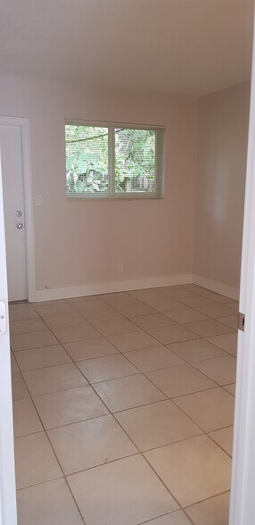 Building Photo - 818 Tequesta St