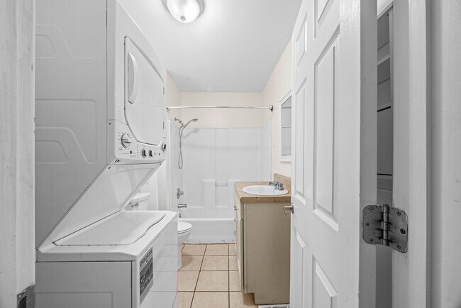 Building Photo - 1709 Le Grand St